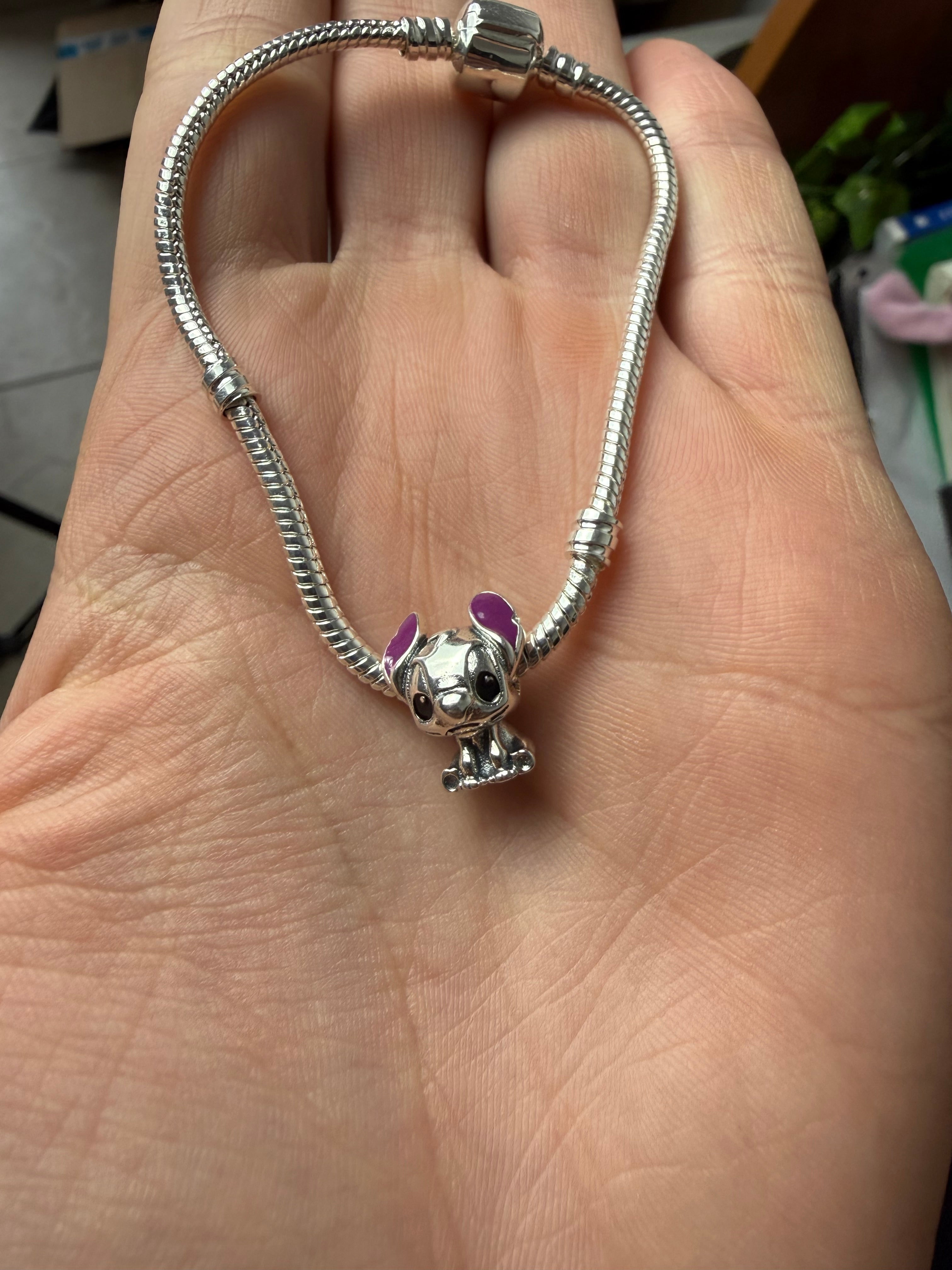 Review by Manuel Hernández